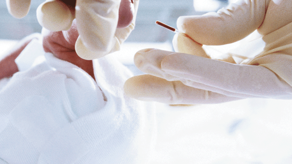 Performing a blood test on a baby foot with a clinitube